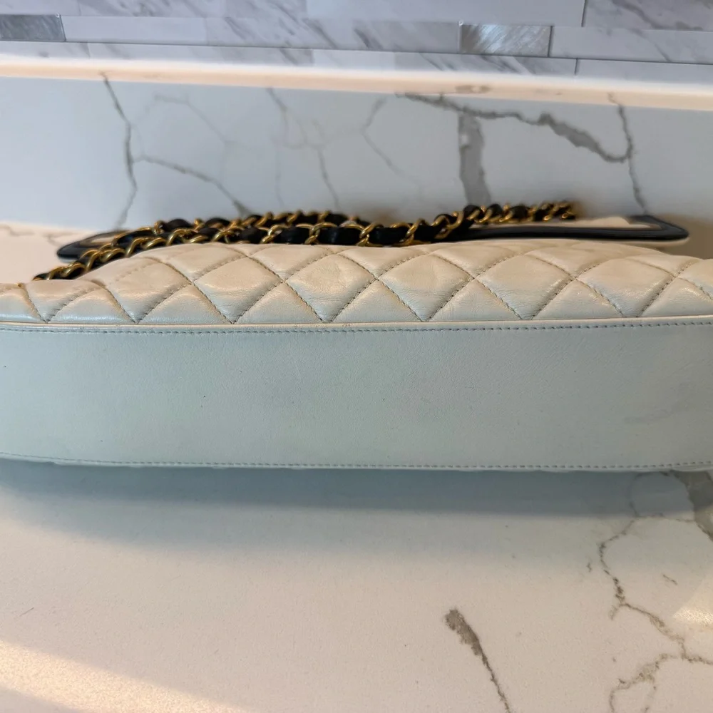 CHANEL Cream and Black Quilted Shoulder Bag with Gold Chain